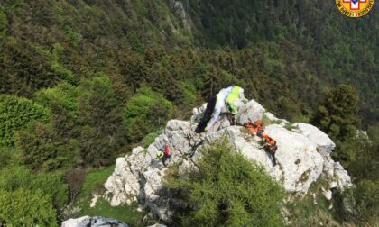 Precipita con il parapendio e rimane appeso a uno sperone