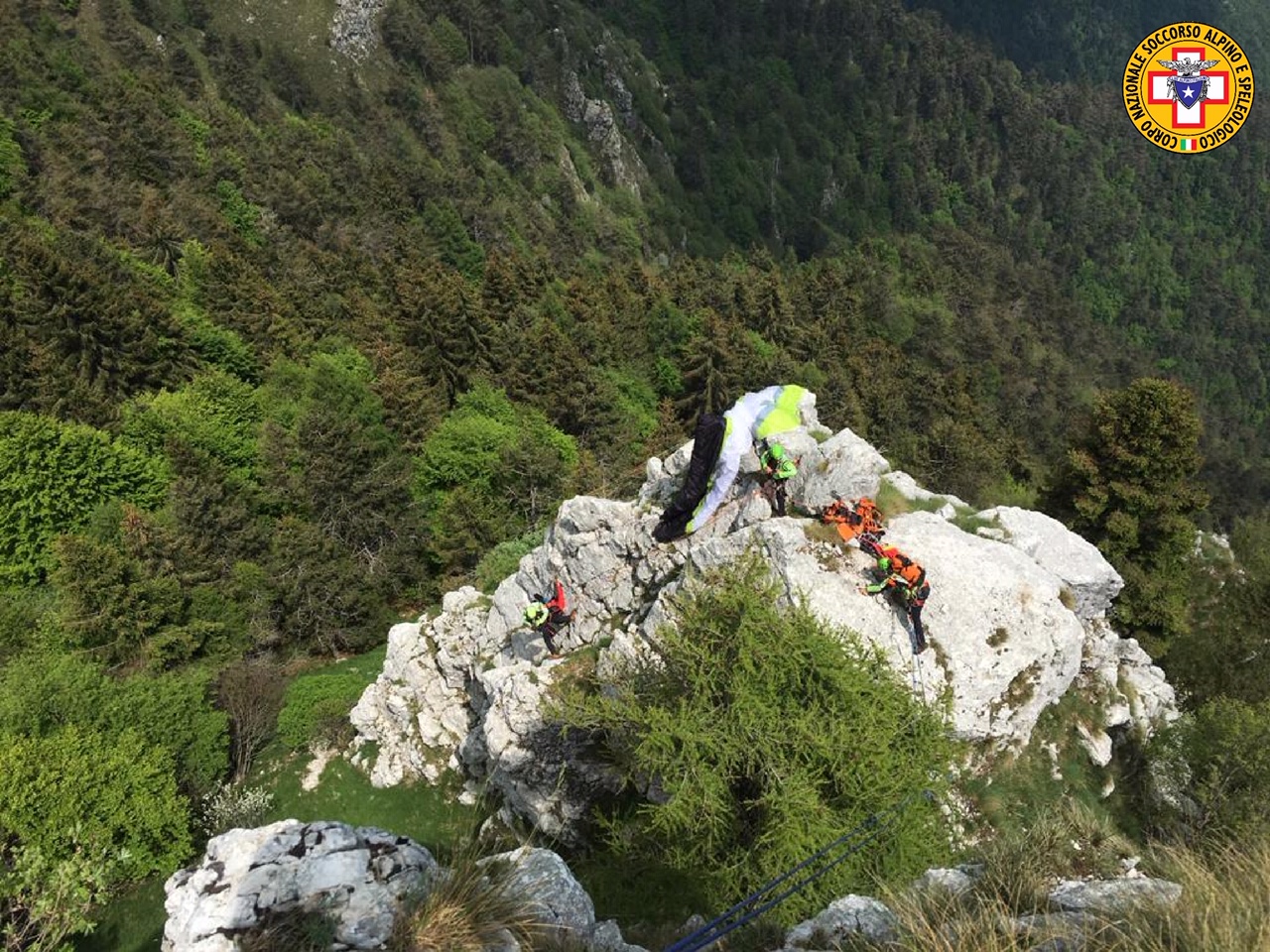 Precipita con il parapendio e rimane appeso a uno sperone