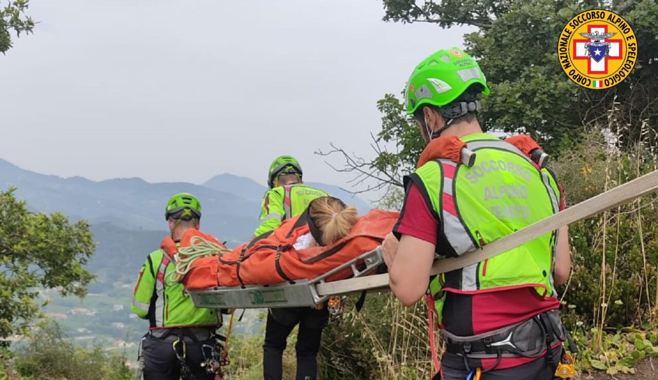 Scivola sulle rocce e si infortuna: soccorsa escursionista di Susegana