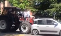 Il video del trattore con gli studenti che tampona un'auto a Conegliano