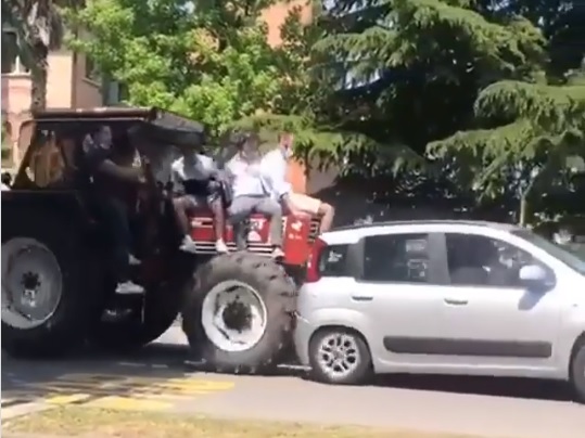 Il video del trattore con gli studenti che tampona un’auto a Conegliano