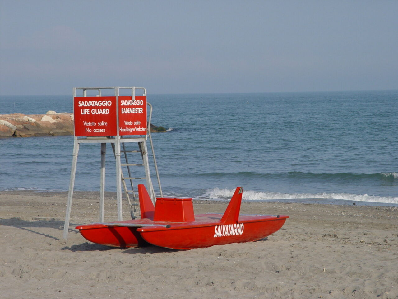 Malore tra le onde a Eraclea: morto un 72enne di Mogliano Veneto