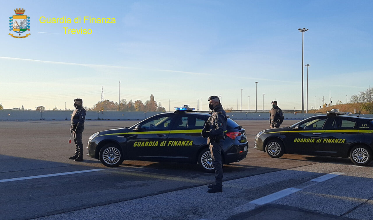 Gel igienizzante “clandestino” prodotto con alcol di contrabbando: maxi sequestro della Finanza