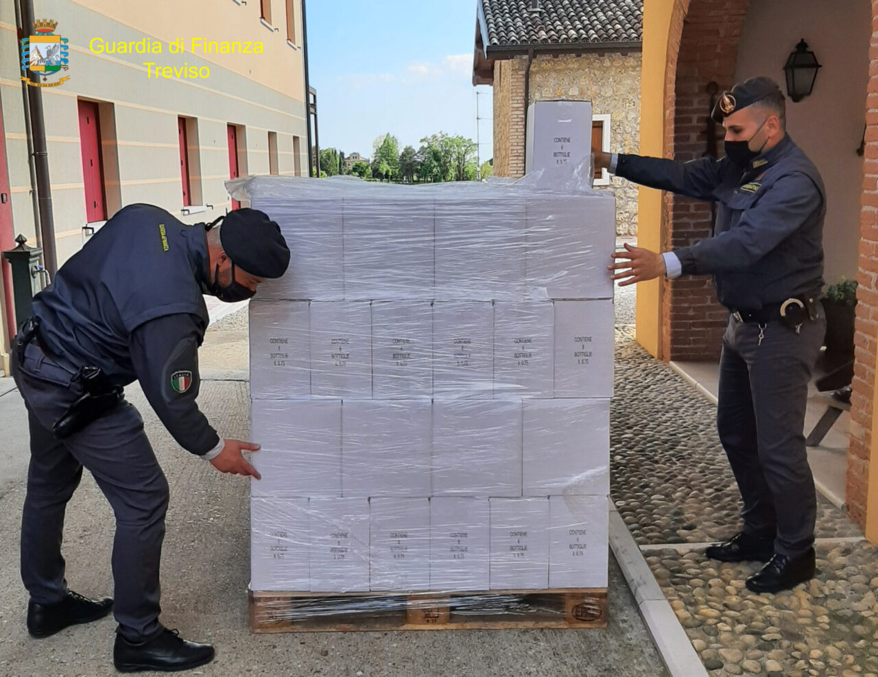 Prosecco doc contraffatto: sequestrati 5mila litri di vino e una tonnellata di zucchero