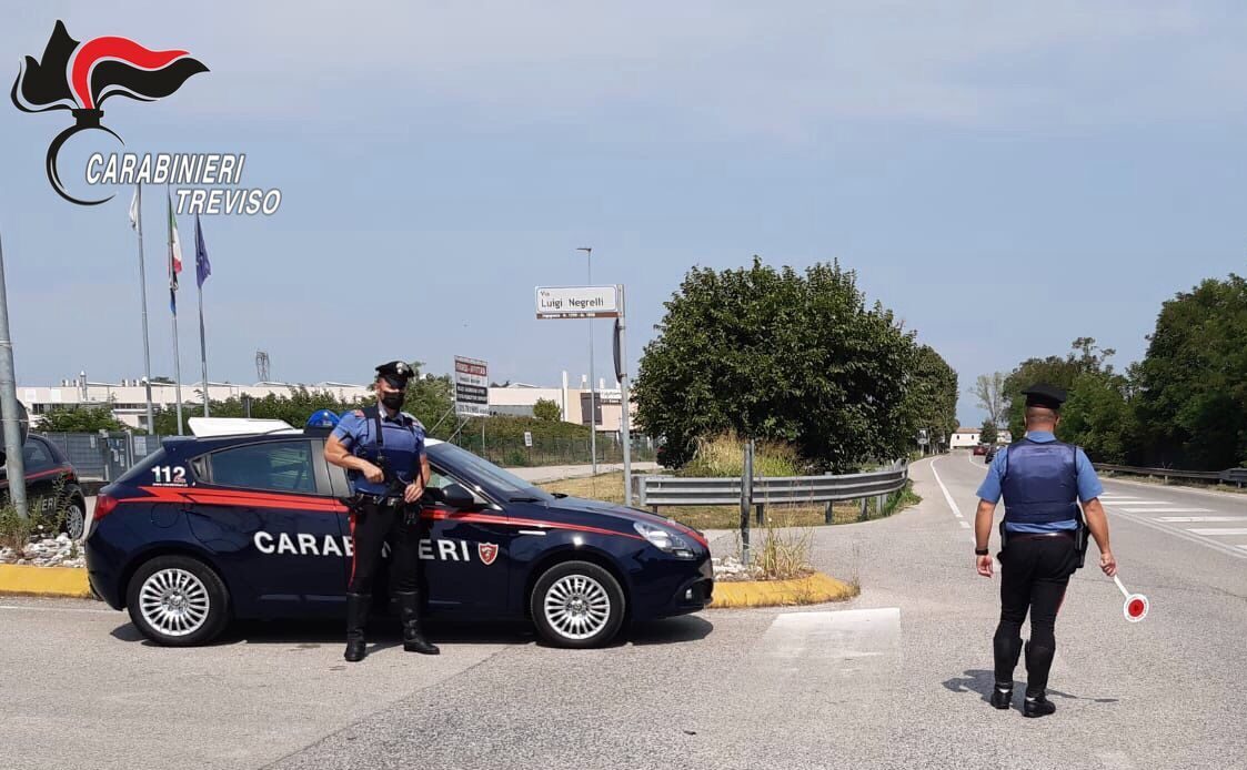 Non si ferma all’alt e rischia di investire un carabiniere: inseguimento da film nella notte