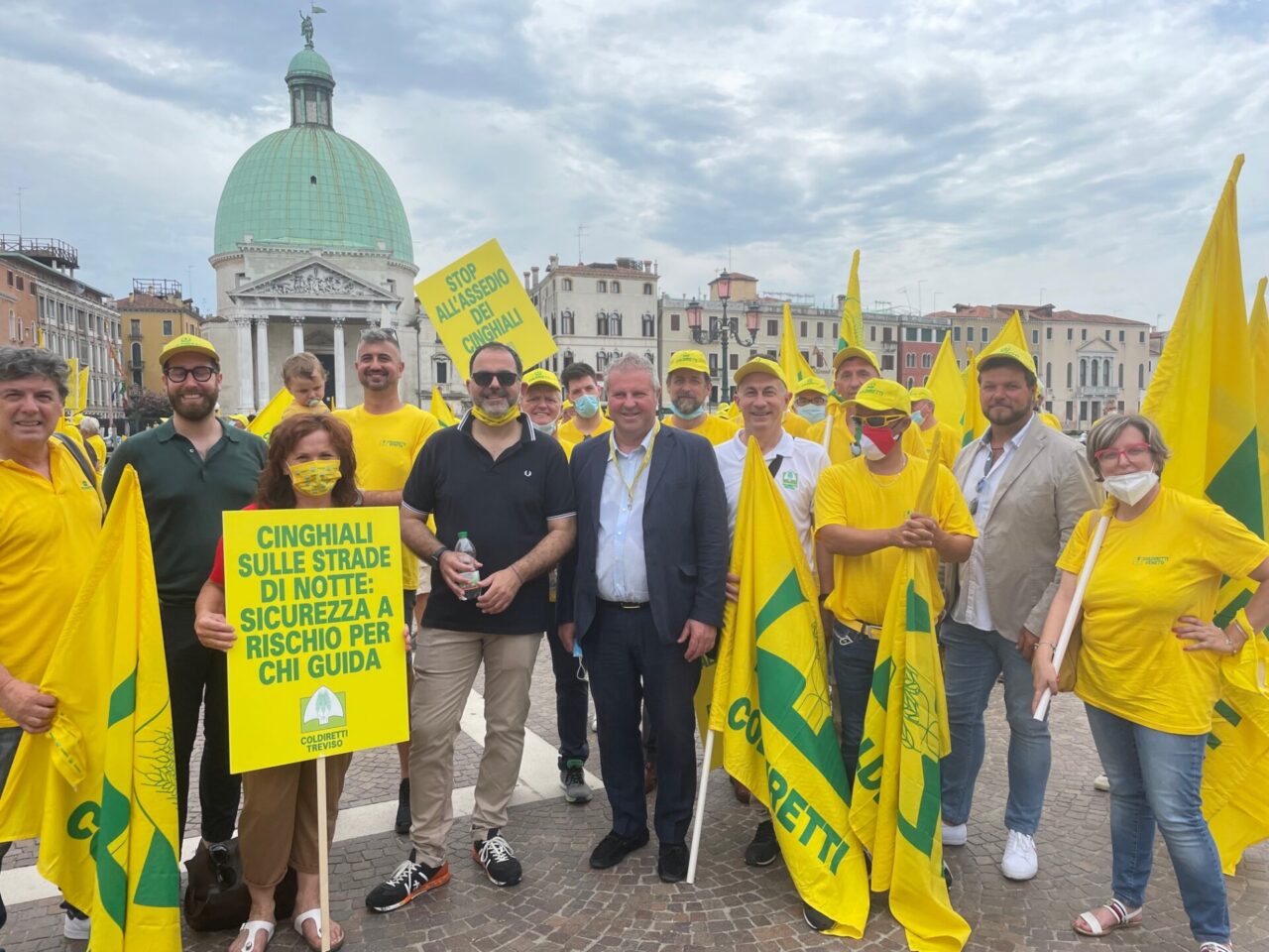 Emergenza cinghiali in Veneto: le foto degli imprenditori agricoli trevigiani al flash mob di Venezia