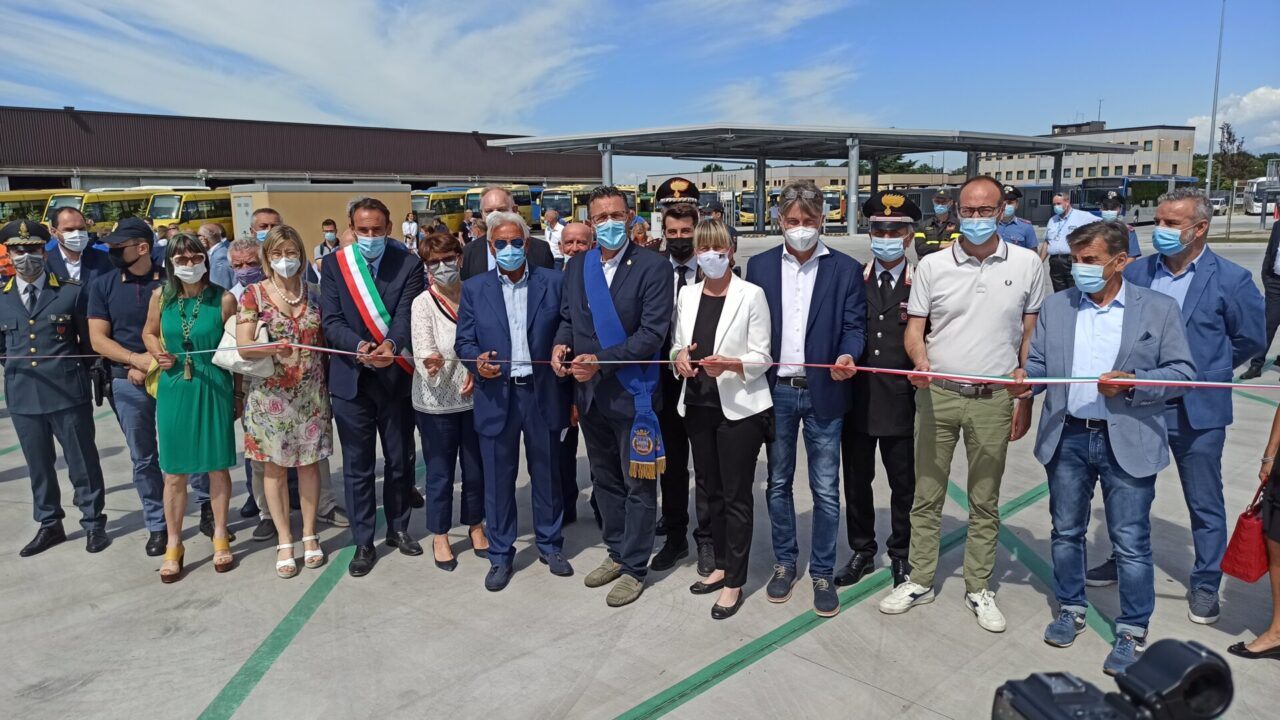 Nuovo Polo logistico Mom, le foto del taglio del nastro