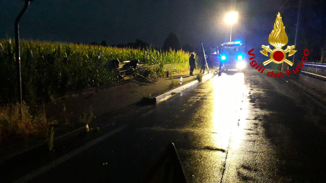 L’auto rompe il palo della luce e vola nel campo di frumento: un ferito