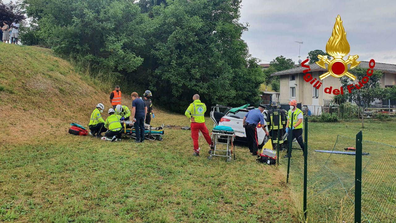 Esce di strada abbattendo una recinzione: padre e figlio rimangono incastrati nell’auto