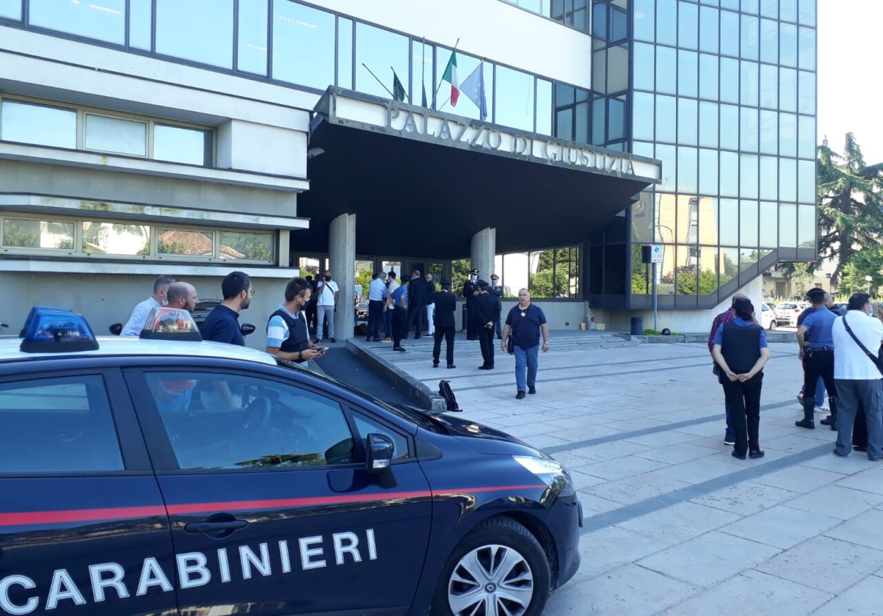 “Mi faccio esplodere”, poi si calma e viene slegato: l’atto dimostrativo di un imprenditore disperato
