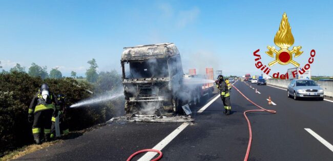Incendio in autostrada, tir divorato dalle fiamme: chiusa l'A4 in direzione Venezia