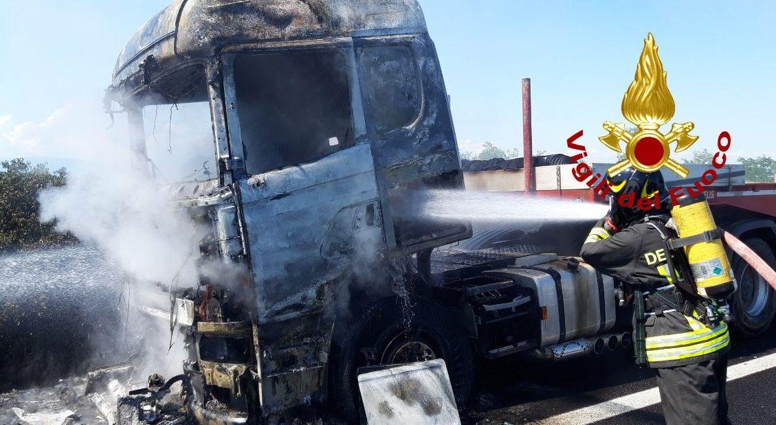 Incendio in autostrada, tir divorato dalle fiamme: chiusa l’A4 in direzione Venezia