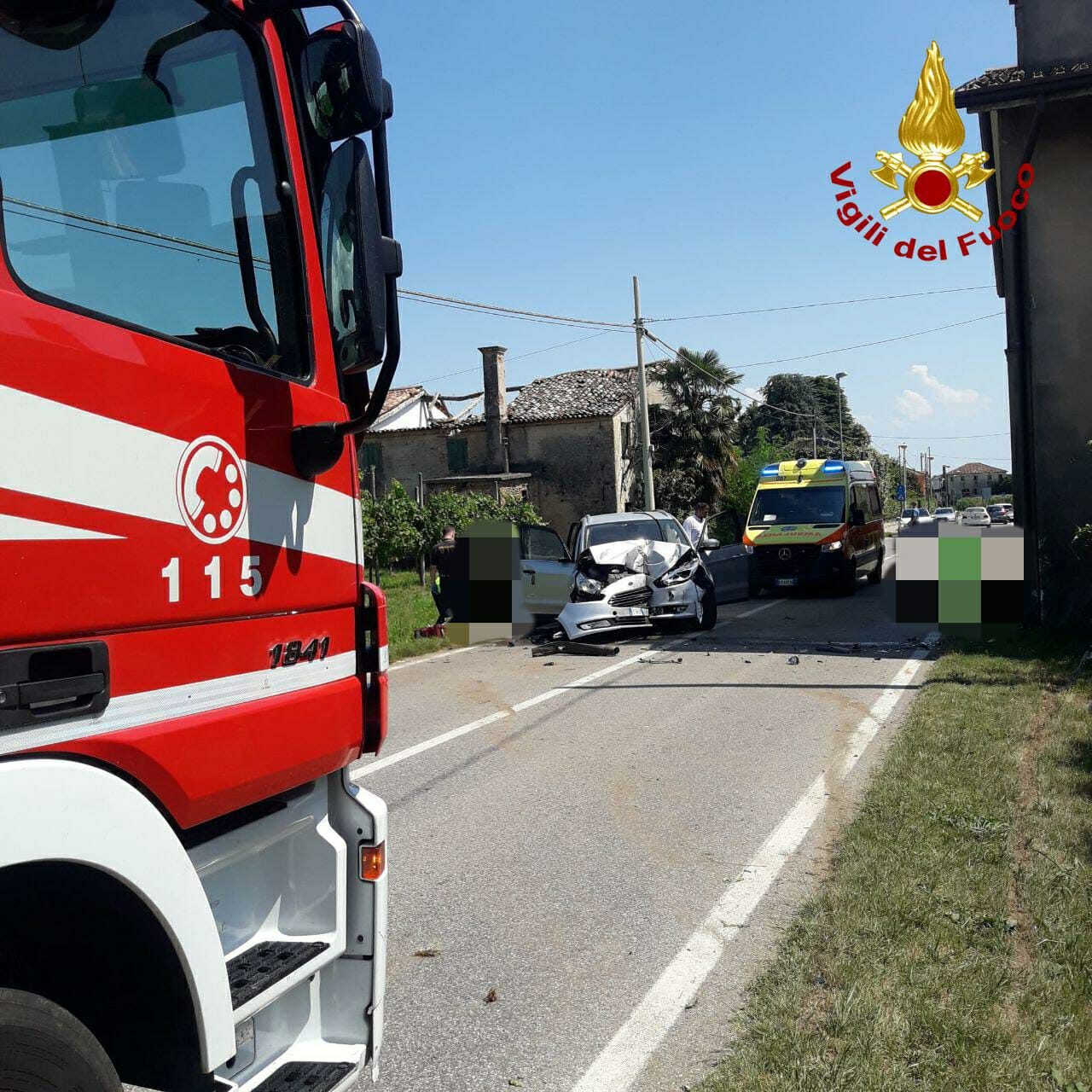 L’auto “impazzita” sulla provinciale si schianta contro una casa: tre bambini feriti, uno è grave