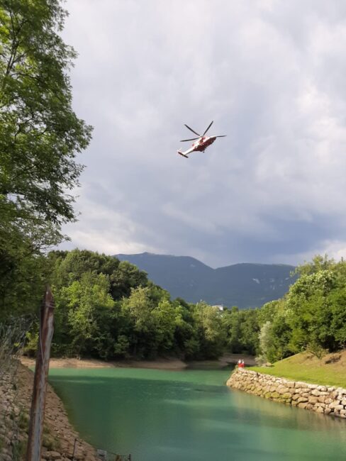 Anziano scomparso, riprese le ricerche nel lago Madruc: si cerca un corpo