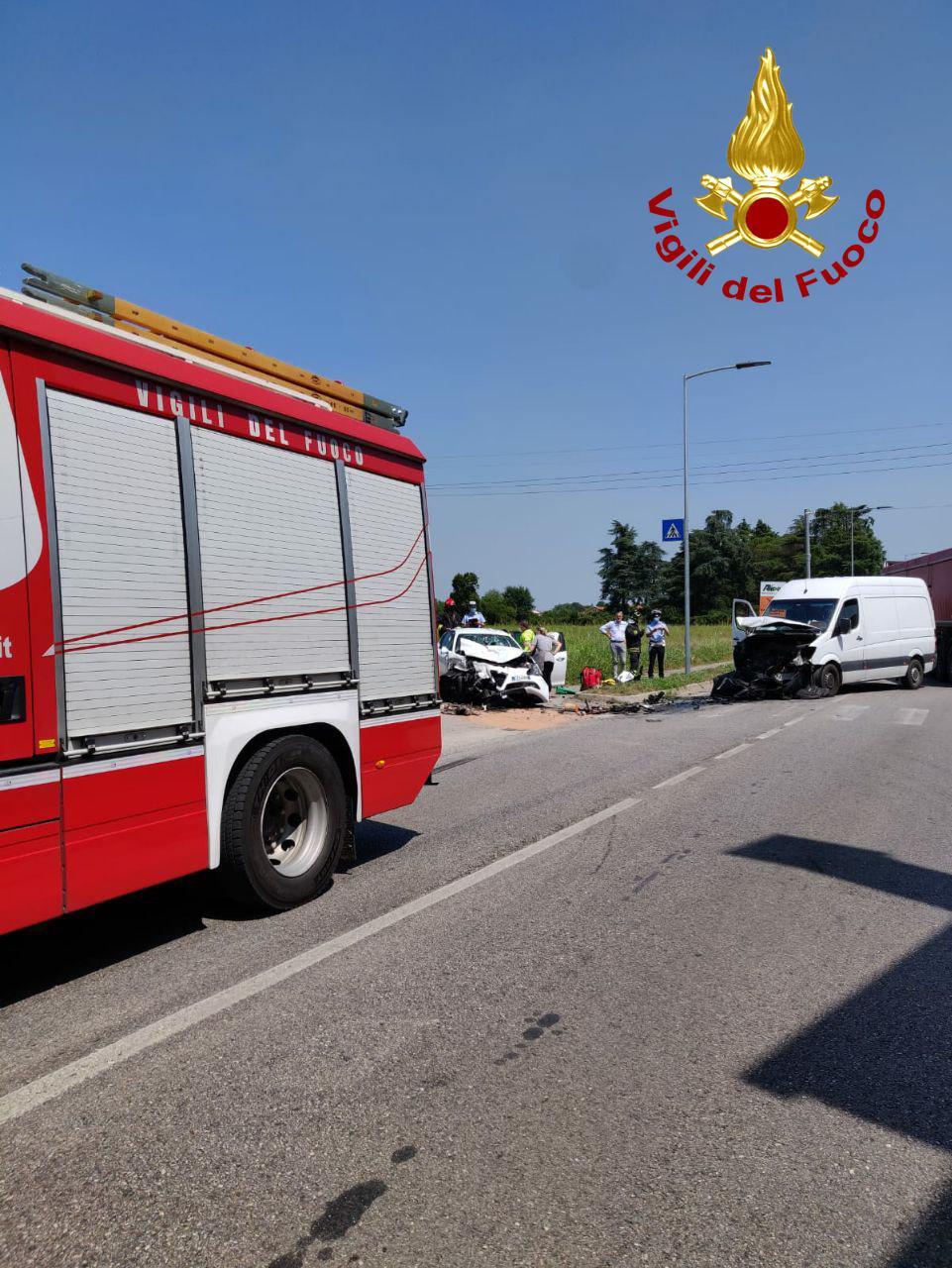 Incidente a Paese, auto contro furgone: una persona incastrata tra le lamiere
