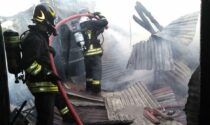 Capannone in eternit brucia a San Biagio di Callalta: Vigili del fuoco sul posto