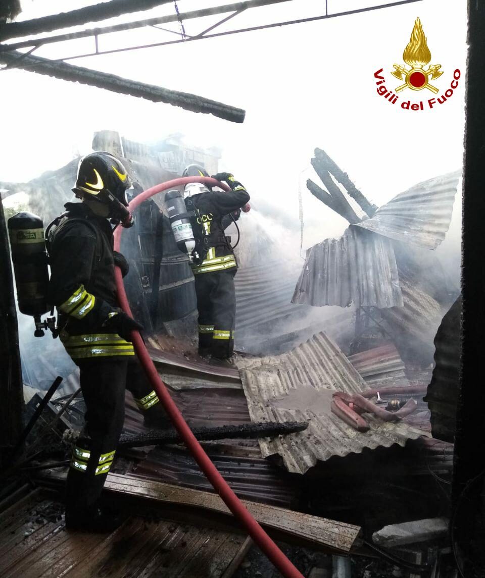 Capannone in eternit brucia a San Biagio di Callalta: Vigili del fuoco sul posto