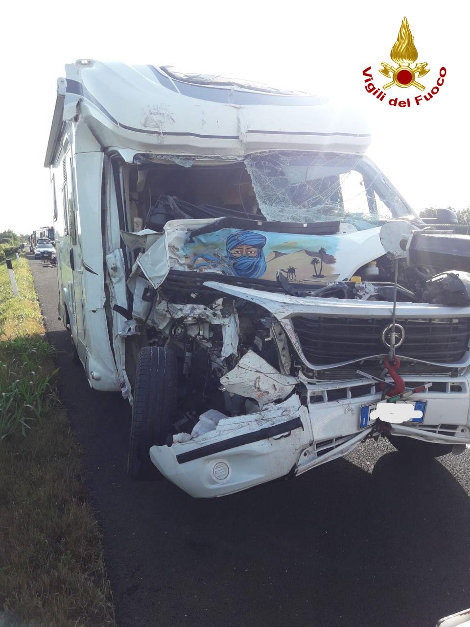 Grave incidente in autostrada, camion e camper si tamponano: feriti marito e moglie