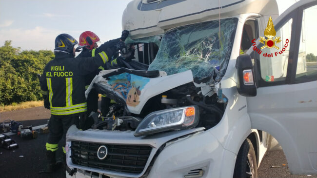 Grave incidente in autostrada, camion e camper si tamponano: feriti marito e moglie