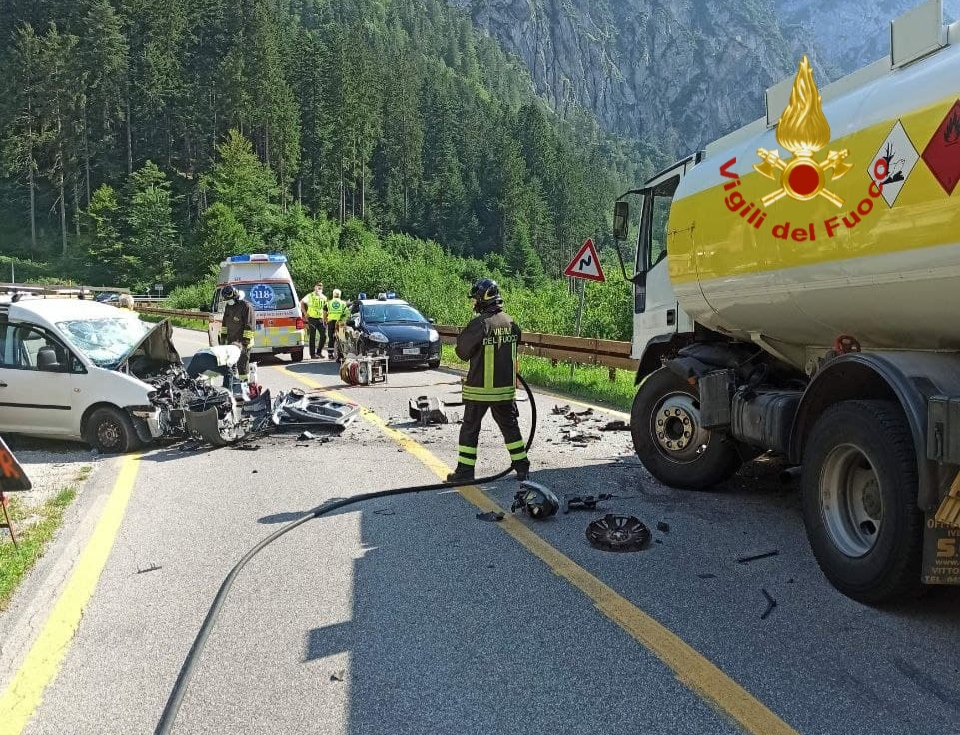 Famiglia su furgone contro una cisterna: morto papà a Santo Stefano di Cadore