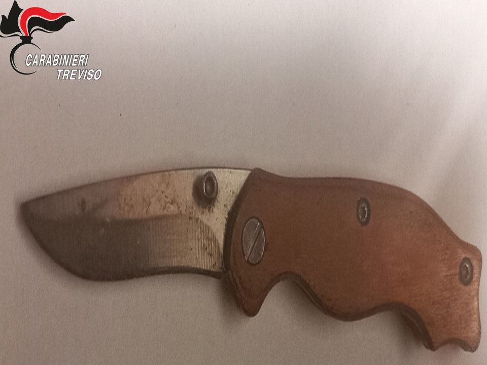 Rissa in un bar degenera, uomo sfregiato con un coltello