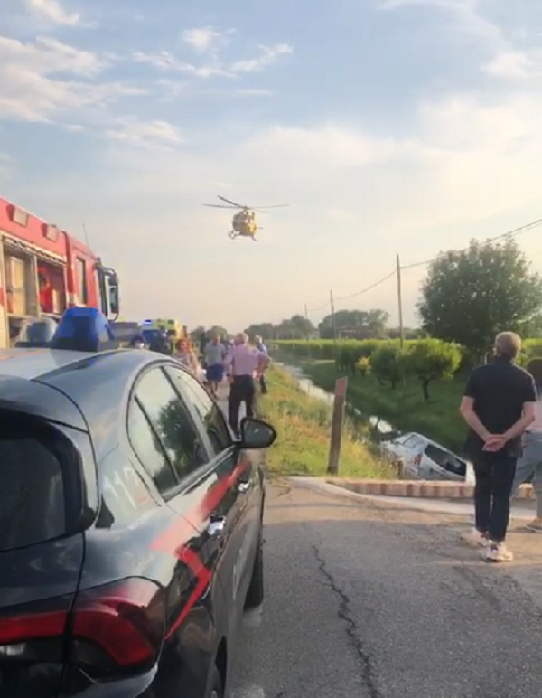 Mancata precedenza, il video delle auto finite nel canale a Salgareda: un ferito