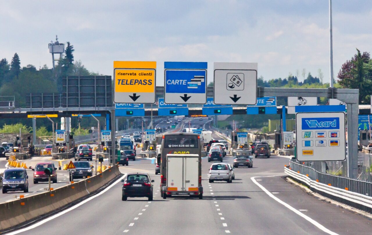 Automobilista impaziente suona alla vettura davanti, l’altro conducente scende e lo prende a cazzotti