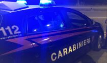 Ubriaco mostra i genitali ai minori nel parco pubblico e aggredisce i carabinieri: arrestato
