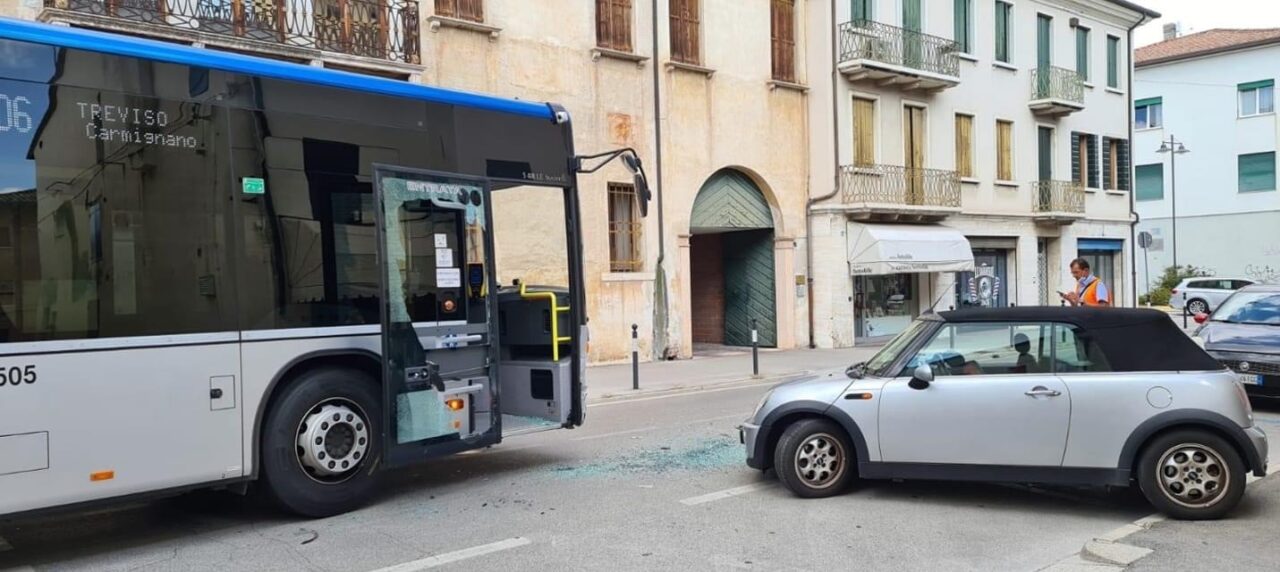 Castelfranco, scontro tra auto e bus in Borgo Treviso: disagi alla viabilità