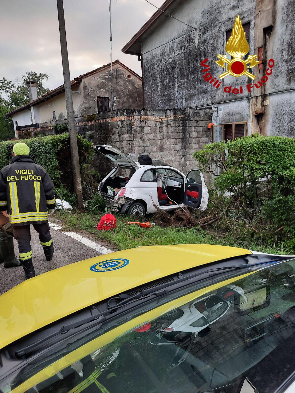 Perde il controllo dell’auto e si schianta contro il muro della casa: gravissima 22enne di Monastier