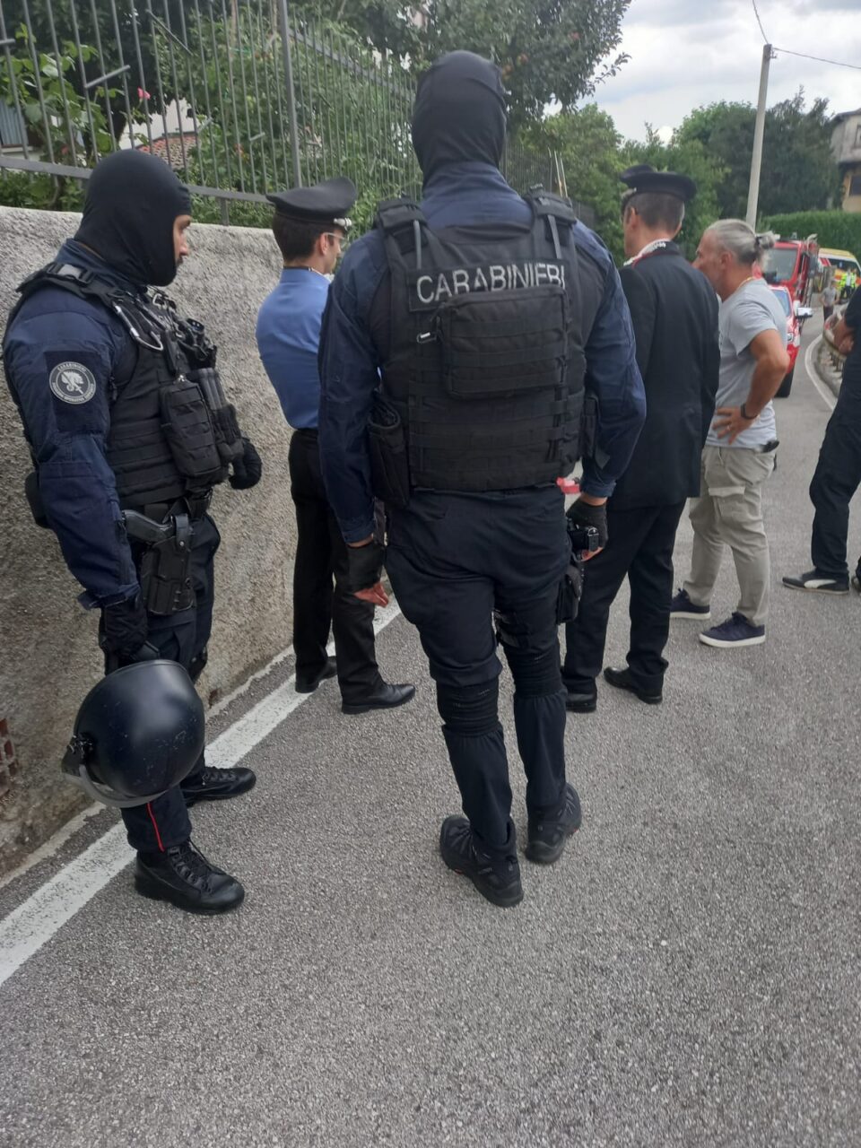 Si barrica in casa con i genitori 80enni dopo una lite: l’irruzione dei Carabinieri