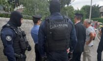 Si barrica in casa con i genitori 80enni dopo una lite: l'irruzione dei Carabinieri