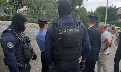 Si barrica in casa con i genitori 80enni dopo una lite: l'irruzione dei Carabinieri