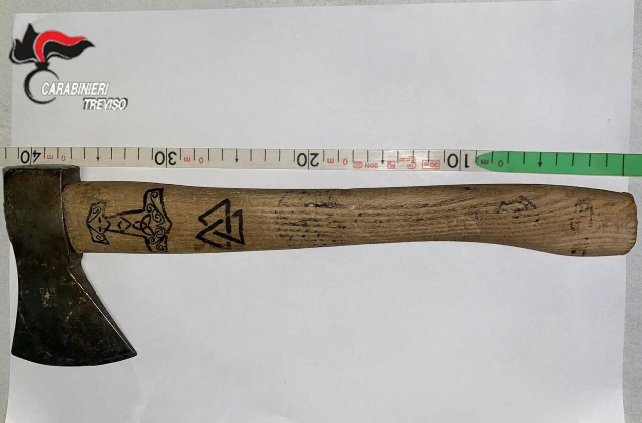 Diciassettenne gira per Treviso con un’ascia