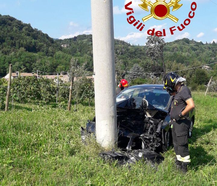 Auto esce di strada a Castelcucco, un ferito