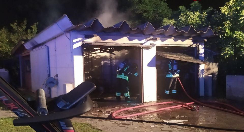 Utensili elettrici sotto carica provocano un incendio nel garage a Codognè