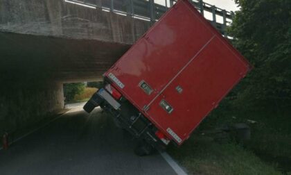 Treviso, sbaglia le misure e rimane incastrato col furgone