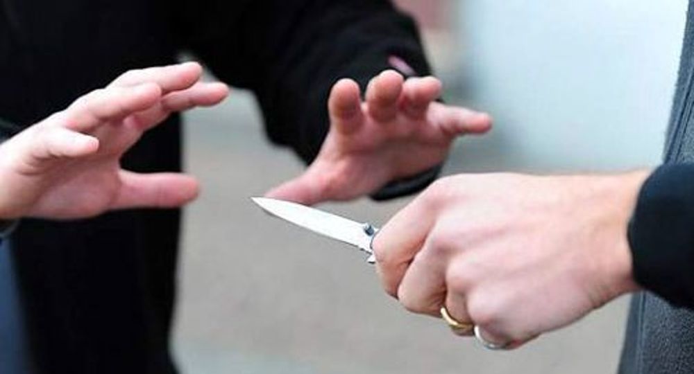 Lite furibonda a Treviso, un uomo sfregiato al volto con un coltello