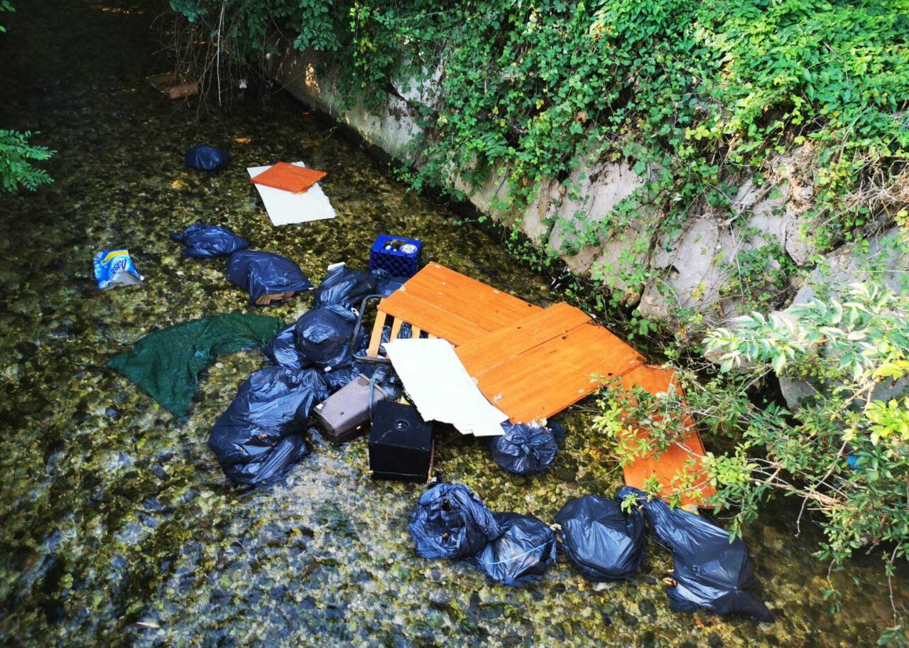 Gettava i suoi rifiuti nel canale di irrigazione: 600 euro di multa all’ecovandalo di Loria