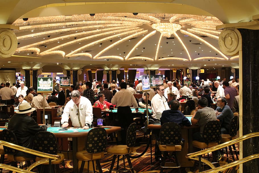 Clienti senza Green pass in una sala scommesse, sanzionato titolare e clienti