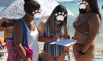 Famiglia in spiaggia col cane multata da tre vigilesse... in bikini