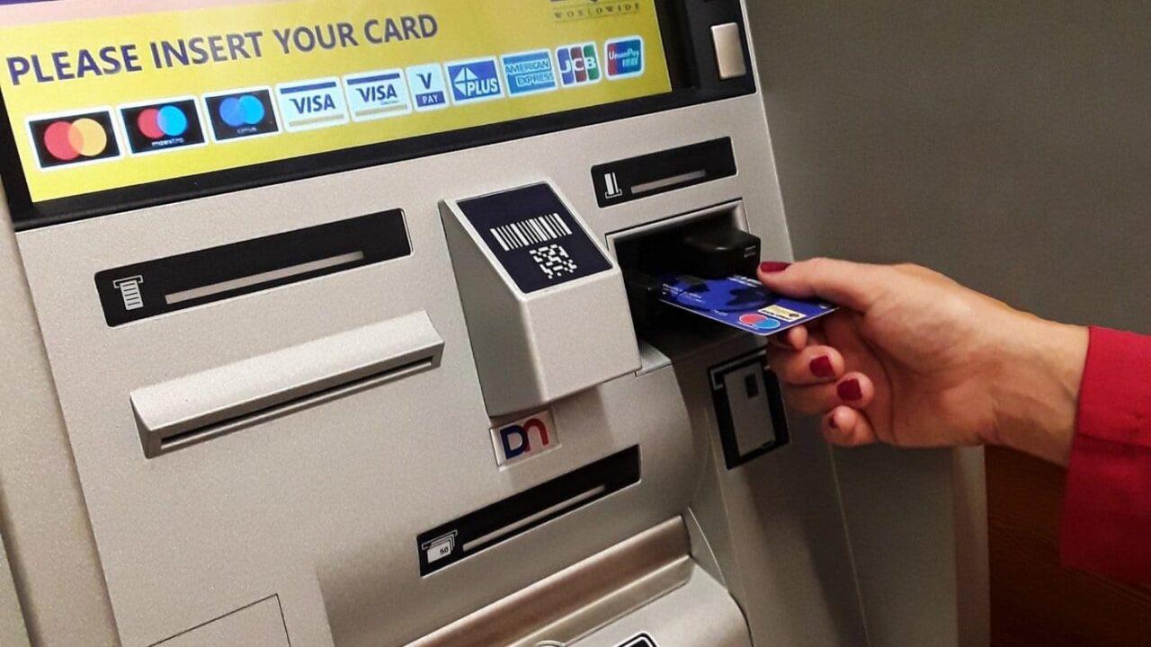 Ruba la tessera postamat a un pensionato e inizia a fare prelievi a raffica