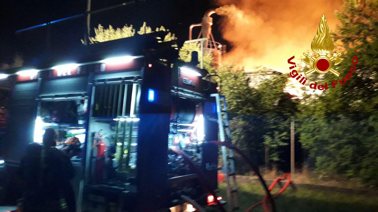 Grosso incendio alla segheria De Zen di Caerano: Vigili del fuoco sul posto