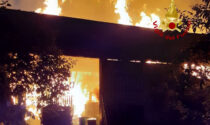 Incendio Caerano, il video dell'arrivo dei pompieri a sirene spiegate e il pericolo eternit