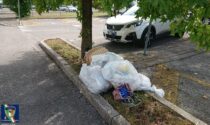 Castelfranco, svuota l'appartamento e abbandona tutti i rifiuti in un parcheggio: beccato!
