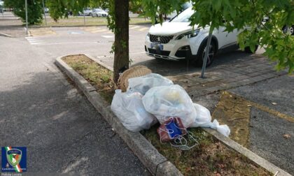 Castelfranco, svuota l'appartamento e abbandona tutti i rifiuti in un parcheggio: beccato!