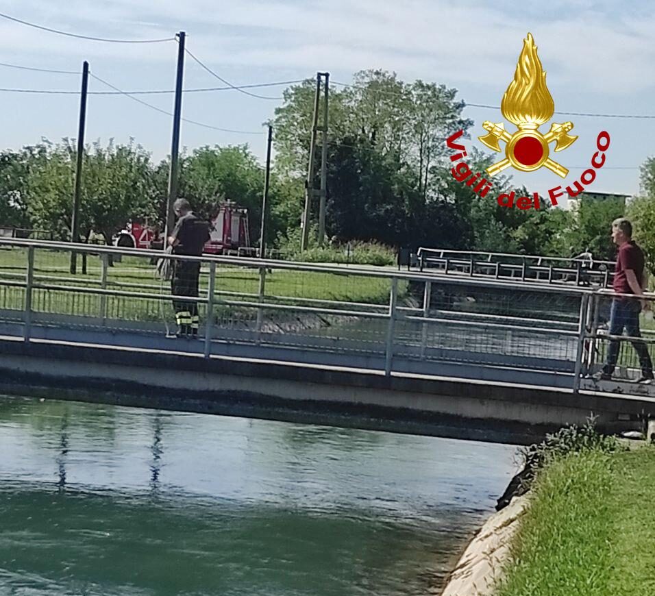 Scivola nel canale e viene portato via dalla corrente: 86enne trovato morto