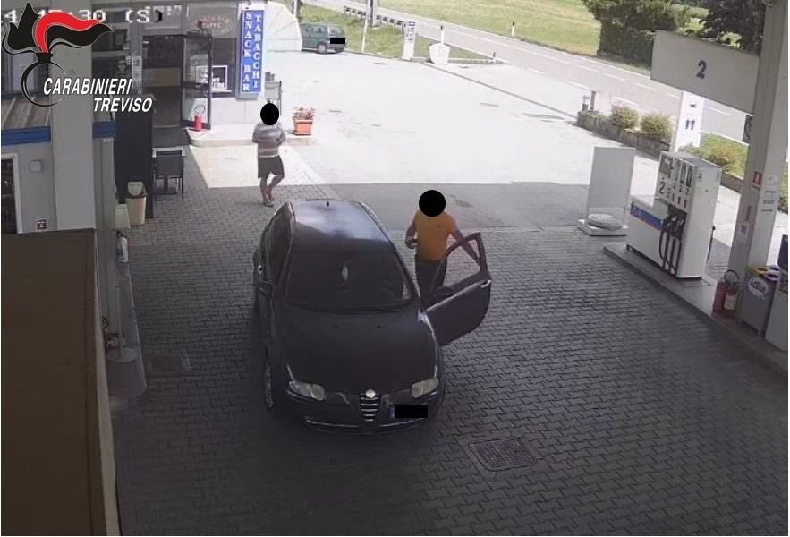 Viene rapinato e quasi investito, ma il suo coraggio fa arrestare i malviventi