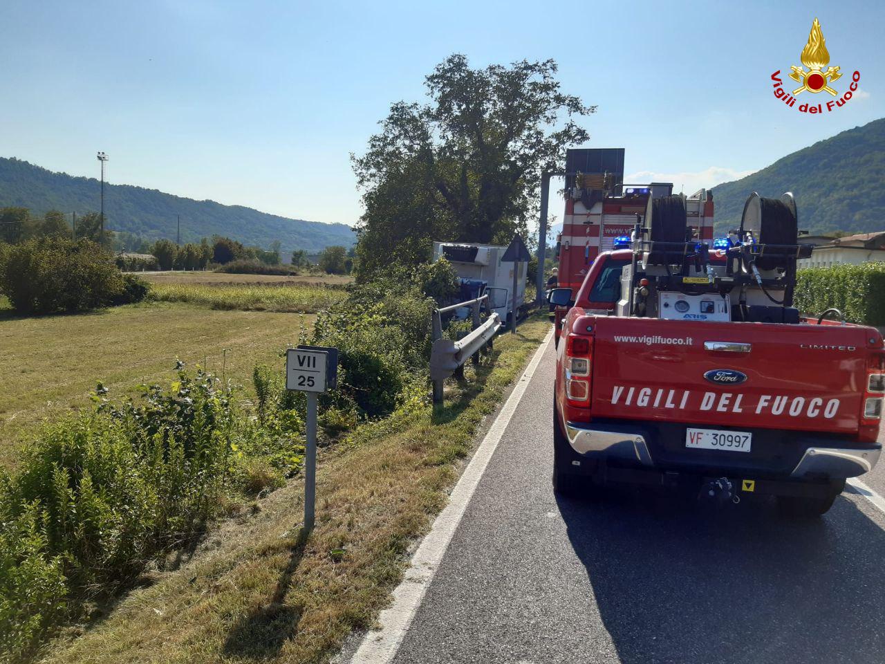 Malore alla guida sulla provinciale, l’autista del furgone finisce fuori strada