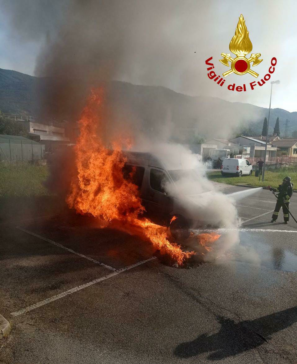 Primo giorno di scuola con brivido, il pulmino va subito a fuoco!